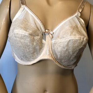 Elegant Wacoal Cream Lace Bra